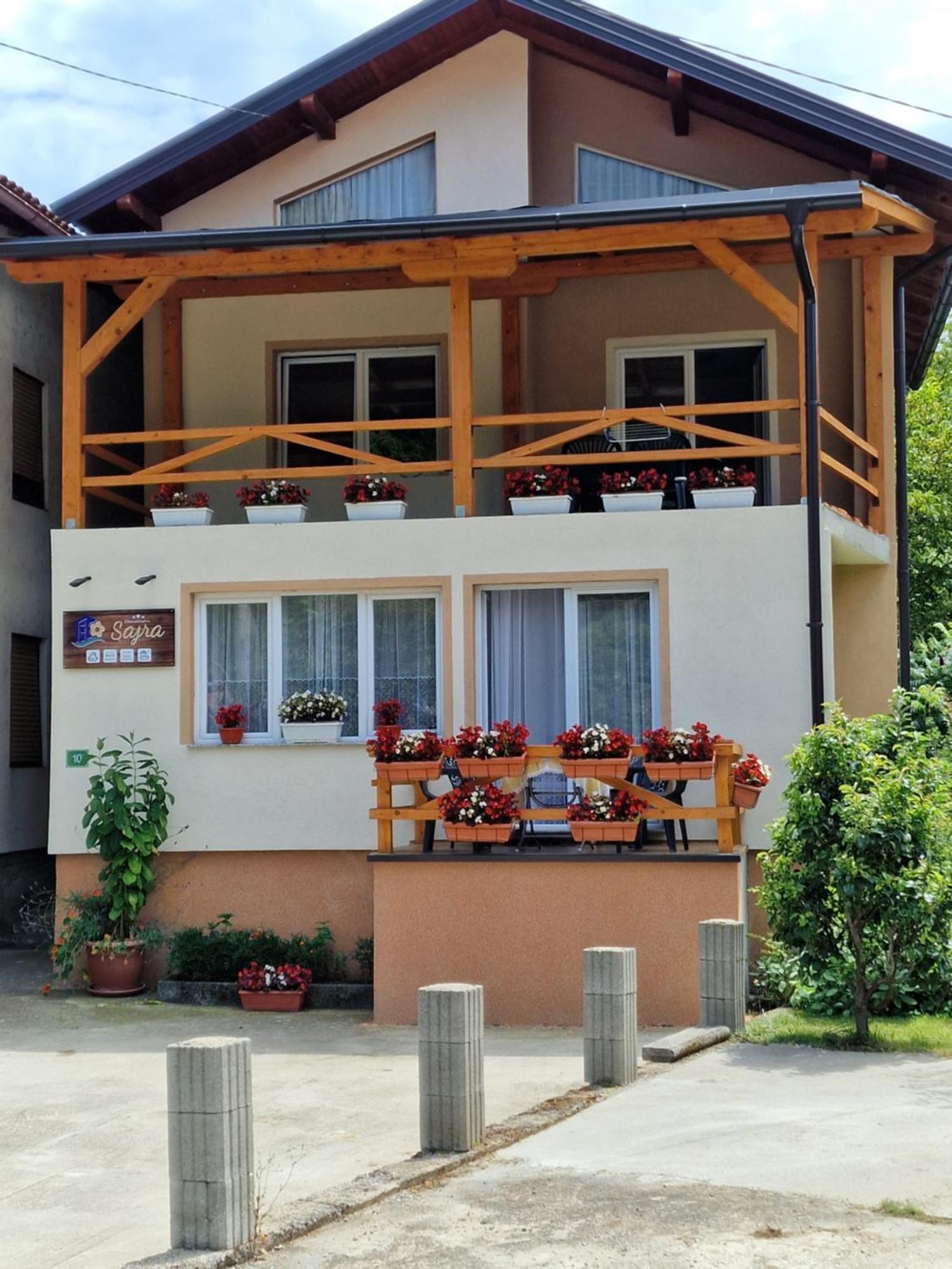 Studio Apartman Sajra Kulen Vakuf Exterior photo
