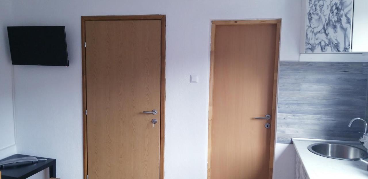 Studio Apartman Sajra Kulen Vakuf Exterior photo